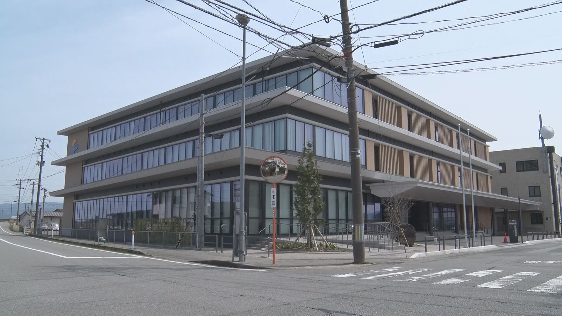 【新潟・佐渡市】勤務中に業務と関係ないスポーツや芸能ニュースを1年間で約580時間閲覧　市役所に勤務する50代の副部長を停職1カ月「気になるワードがあるとクリックする」