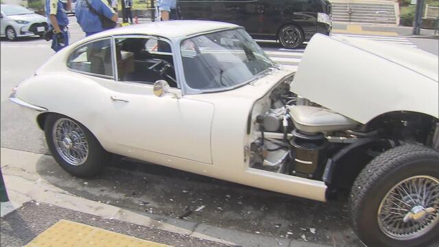 【東京】高級スポーツカーが大破　軽自動車との接触事故で3人けが　墨田区