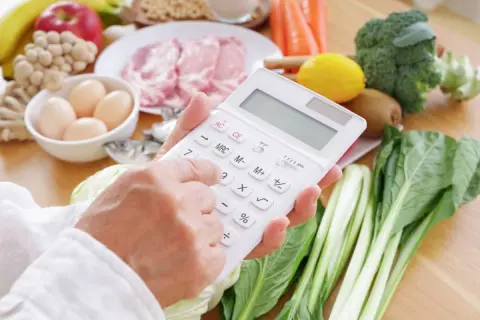 【相談】「食費」が生活費に占める割合が高いと「生活水準」が低い…？うちは手取り30万円くらいで、毎月食費が約10万円かかってます。これは生活水準が低いといえますか？