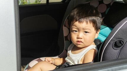 【自動車】子どもの命を守る「チャイルドシート」助手席に設置したら交通違反? → 適正に使用しない場合、事故死亡率に約4.7倍の差も【警察に確認してみると】
