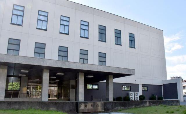 【裁判】夫のギャンブルで水道料金の支払いが滞納、困窮し子ども4人は児童相談所へ…　8歳娘の首を絞め、殺人未遂罪となった40歳母親　懲役3年、保護観察付き執行猶予5年の判決