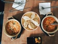 【韓国は憧れの的】 チャミスルを飲んでマンドゥを食べる日本の若者＝韓国ネット「仲良く交流を」 →？？