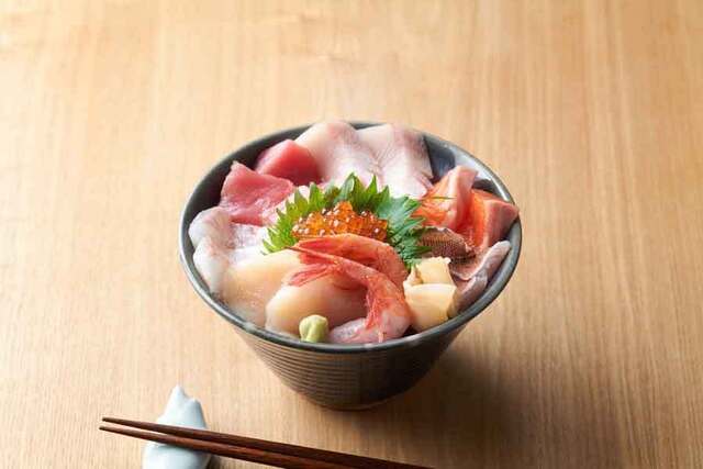 【食事マナー】丼のフチに口をつけて食べるのはマナー違反？　いまさら聞けないスマートな食べ方とは