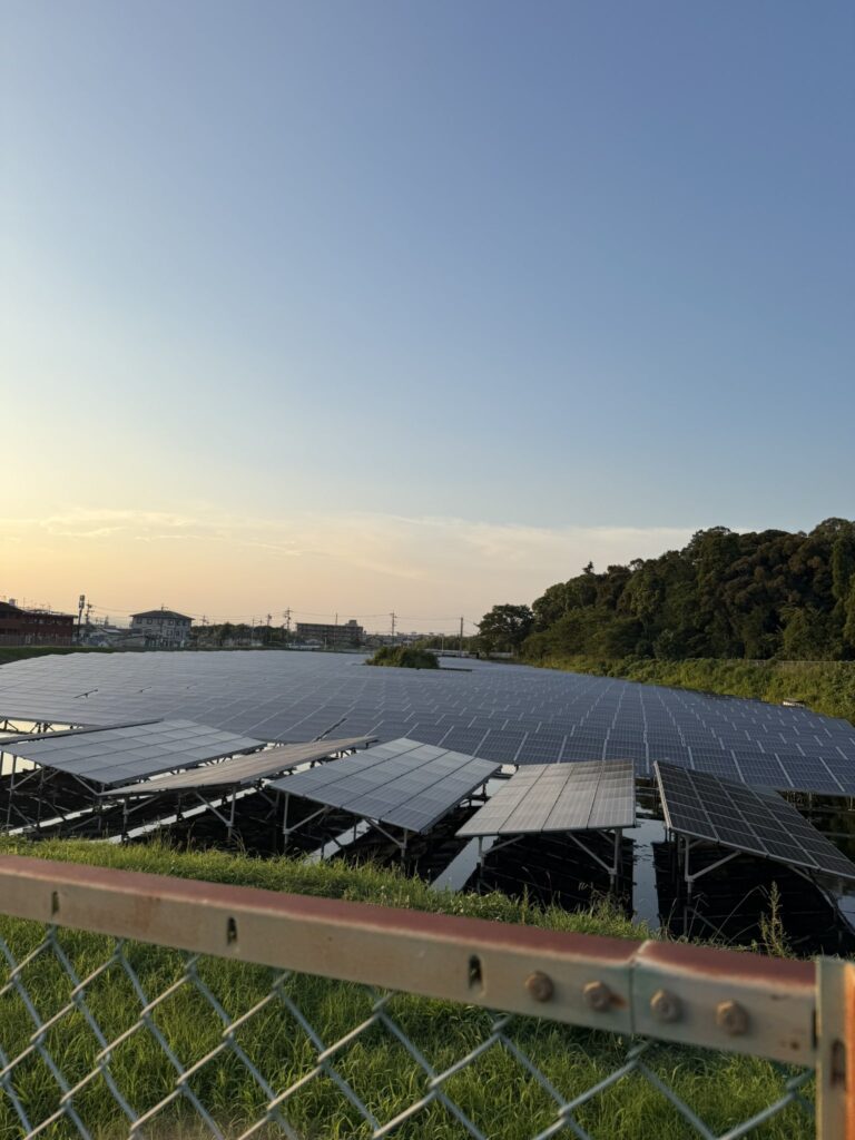 【画像】地元住民が「市街地まで熊が来るのってソーラーパネルの影響も多少あるのでは？」と思い始める