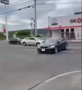 再）【動画】乗用車が猛スピードでバックしながら車に衝突_さらに店舗にも…