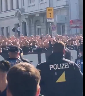 【動画】ハゲの群れが移民反対を訴えデモ　ドイツ
