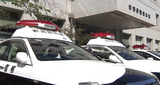 34歳女性、運転していた車とブロック塀に挟まれ死亡　坂道でシフトをPに入れずサイドブレーキもかけず