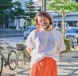 なぜ中年は“Tシャツのタックイン”に抵抗があるのか？　むしろタックアウトのほうが「だらしない」