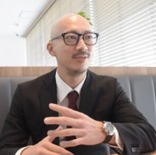 髭剃り拒否の受刑囚。ルパンみたいに爪伸ばして研いで剃るのは可能？。剃刀の金属アレルギーで訴訟