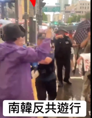 韓国で大規模な反中国デモ発生　それにブチギレた中国人女性が参加者にミルクティーを投げつける