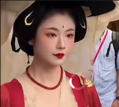 【劣〇感丸出しの中国人】日本の観光地で自称「漢服」(架空の中国古代の服)姿で観光客の猛アピール