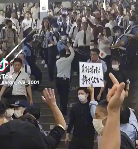 埼玉の蕨駅にて謎の集団が発生「レイシ〇ト、帰れ‼」