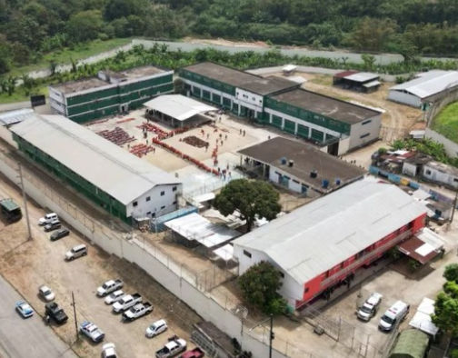 刑務所でギャングが抗争、犯罪組織が監房棟を占拠し鍵を使い他組織のメンバーを順次殺害