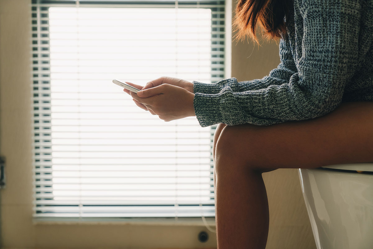 トイレにスマホを持ち込む人は「痔」になるリスクが46%アップ　ケツ出して5分以上座るのは危険