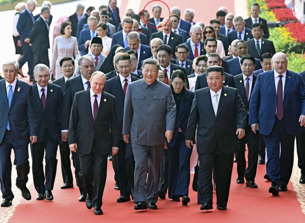 中国抗日式典での鳩山元首相の写真、SNSで拡散「この場に…恥ずかしい」「国家的損失」