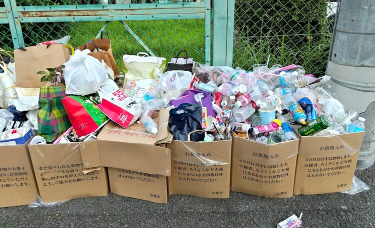 京都市の観光地で「お供物入れ」にゴミの山　外国人観光客ら勘違い？　住民「非常に残念」