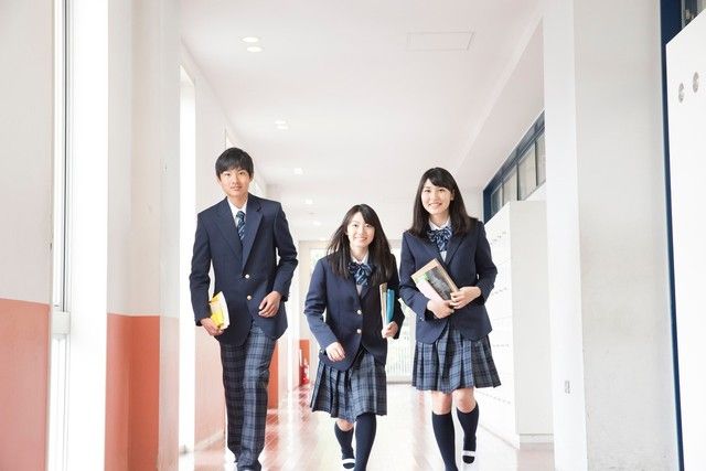 今どきの中高生…10年後の日本は「不安」が7割超