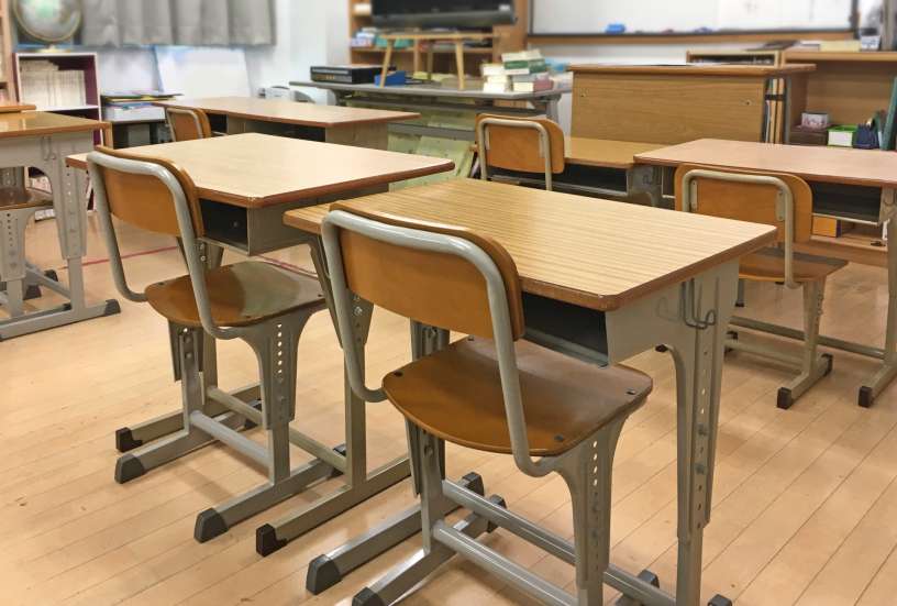 児童の両太ももを電源コードで縛る――いすに固定、52歳校長が弁明「立ち歩きさせないために…」