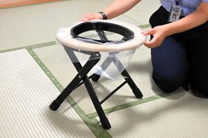 女性の採尿、紙コップはやりづらい…　女性警部補が「ポリ袋式」発案