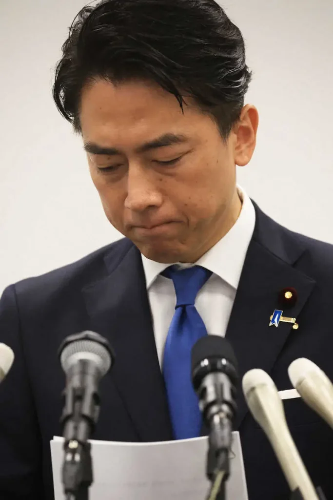 小泉氏　“カンペ”き…とはいかず　総裁選出馬会見で質問に該当ページ見つからず？要領得ない回答も