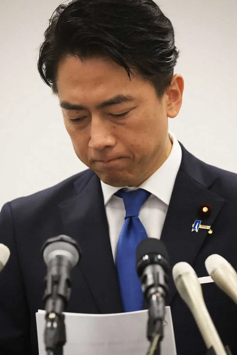 小泉氏　“カンペ”き…とはいかず　総裁選出馬会見で質問に該当ページ見つからず？要領得ない回答も