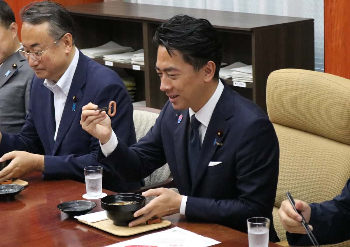 小泉農水相、スルメイカラーメンを試食　能登復興支援で誕生…「本当においしい」