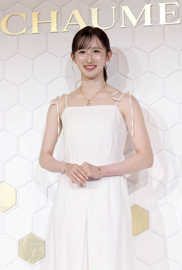 早田ひな、清楚ワンピにジュエリー姿「プロのモデルみたい」の声…「ショーメ」イベント登壇