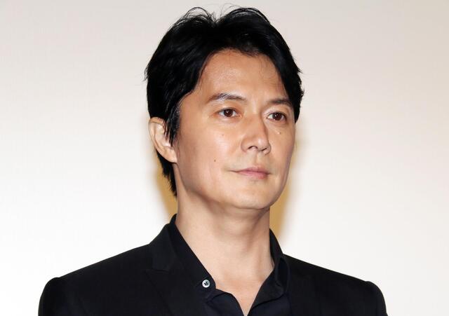 ＜福山雅治＞つい最近購入　“赤いオープンカー”との2ショット公開　「かっこよすぎ」