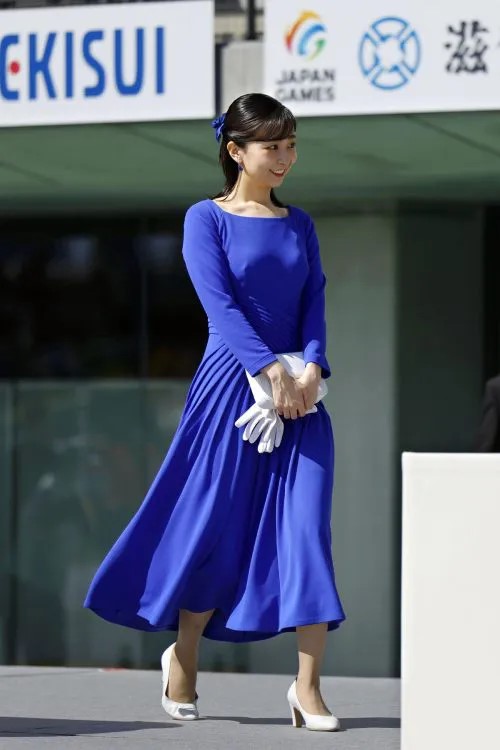 佳子さま、ボディラインを拾いすぎたロングドレスをお召しになり童貞を〇す