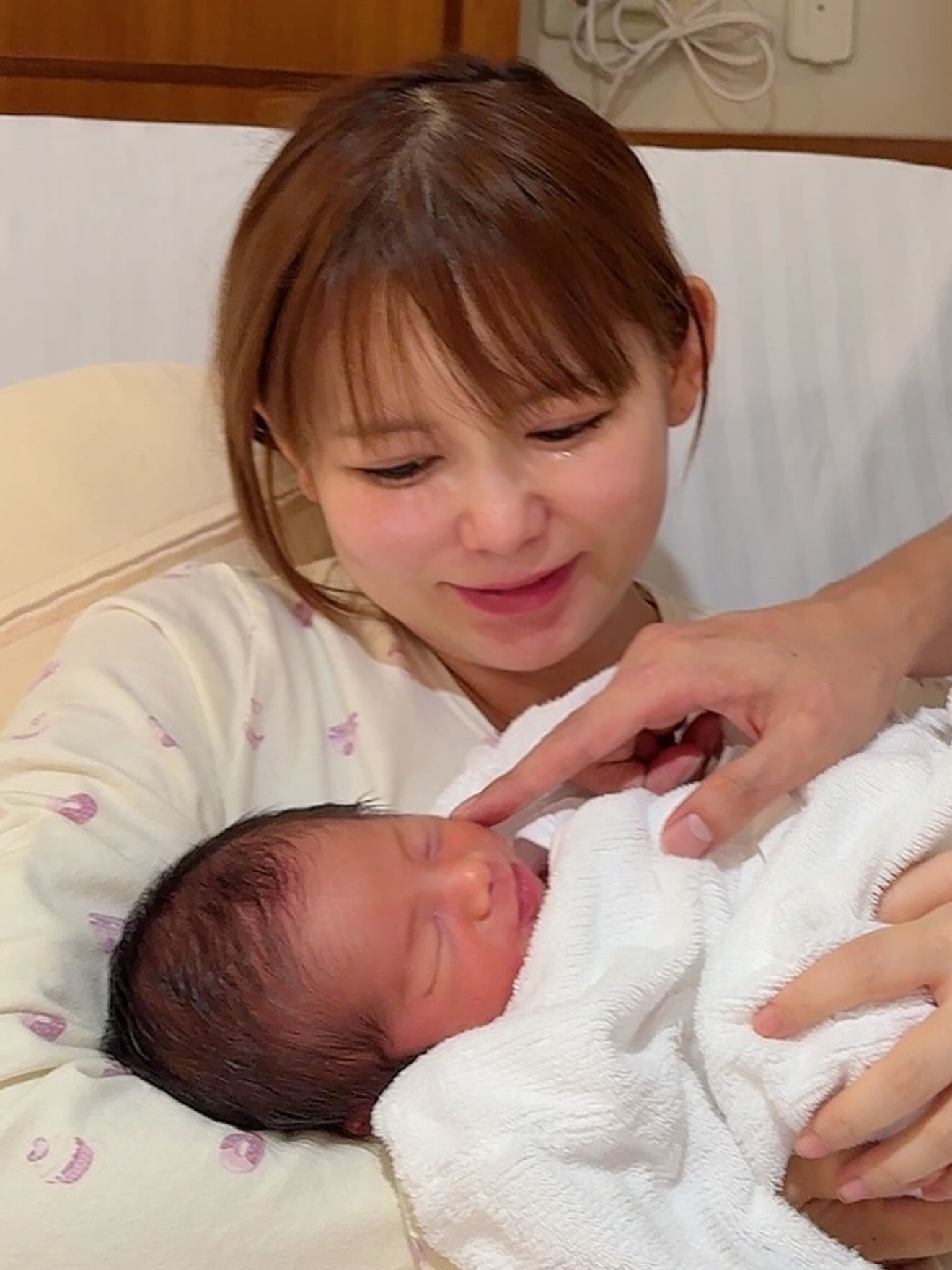 中川翔子、夫がついに「初登場」　但し“手だけ”　「これだけで人柄が分かる気がする」「綺麗な指してる」