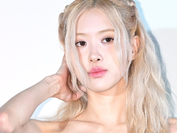 BLACKPINK・ロゼ、人種差別に遭う…グループ写真から除外などでファンから批判殺到