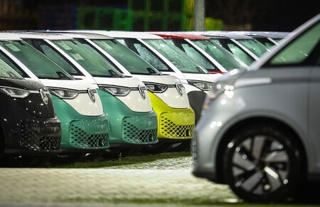 EU、脱エンジン車見直し検討へ　独主導、PHV容認も