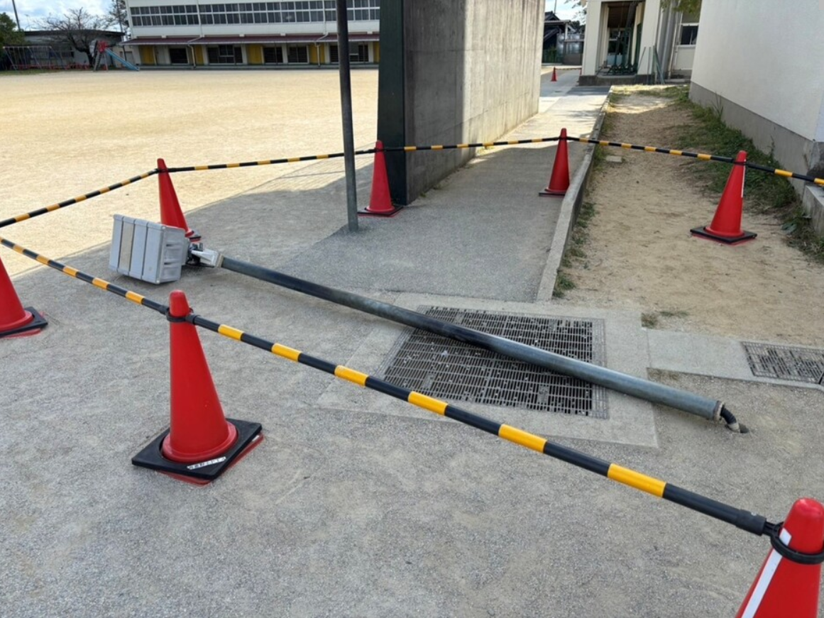 小学校の校庭の柱が倒れて児童がけが　根本が腐食…9月の点検では「異常なし」