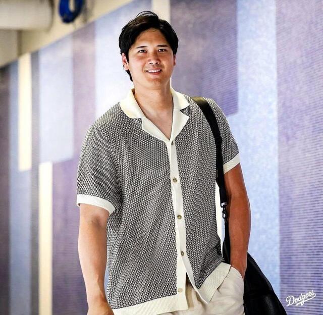 【MLB】雰囲気ガラリ！大谷翔平、4万9500円のニットトップスで球場入り