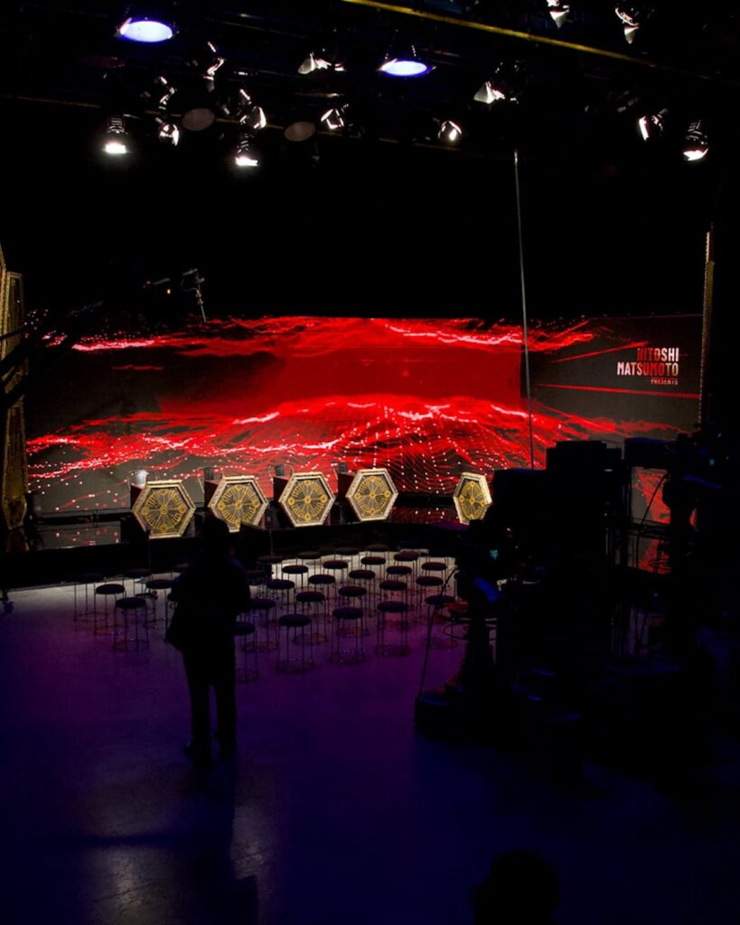 『DOWNTOWN＋（ダウンタウンプラス）』新たな収録写真を公開「とある番組の収録現場」　バトル会場と机と2つのイスにファンわくわく