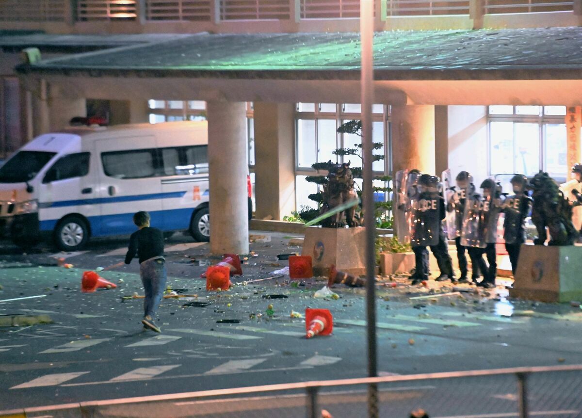 沖縄のバイク少年に警官が目に警棒突っ込み失明した事故で警察署襲撃した少年らに400万賠償命令