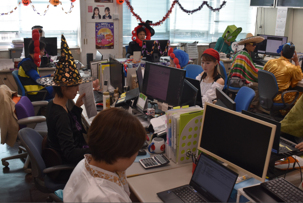 職員がハロウィーン仮装で勤務　鳥取県庁