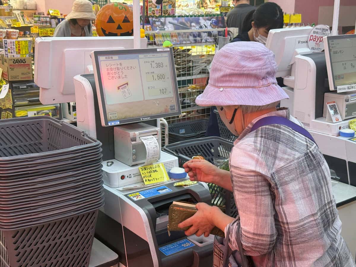 「スマホが前提なんて…」行きつけ飲食店を失ったシニアも　セルフレジに「戸惑う」