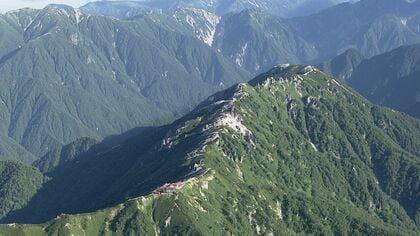 「疲れて動けなくなった」山口県の医師の84歳男性を背負い搬送で救助　北アルプス燕岳