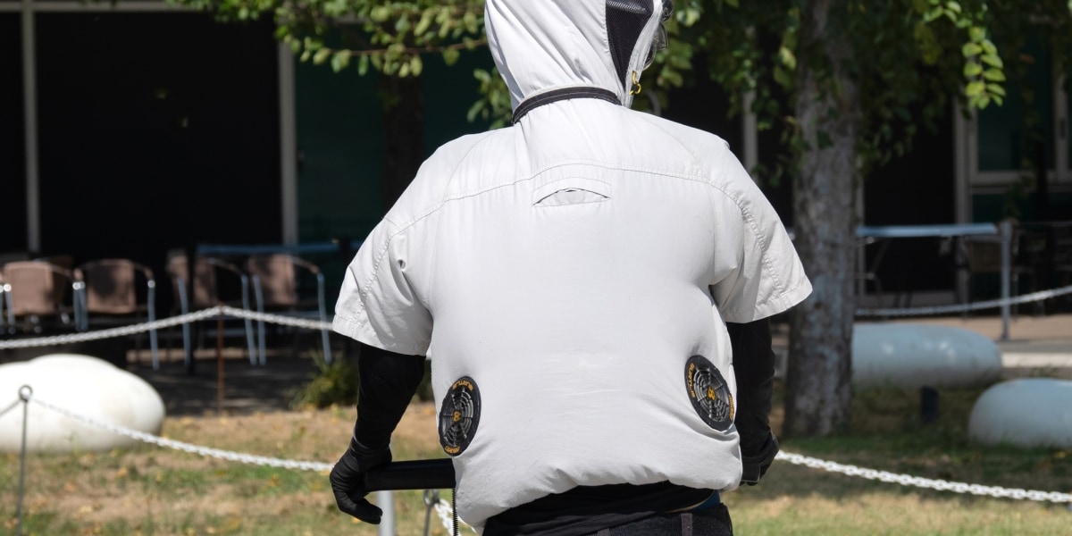 「隣席のファン付き作業服が臭い」弁護士「まずは張り紙。退店もやむなし」