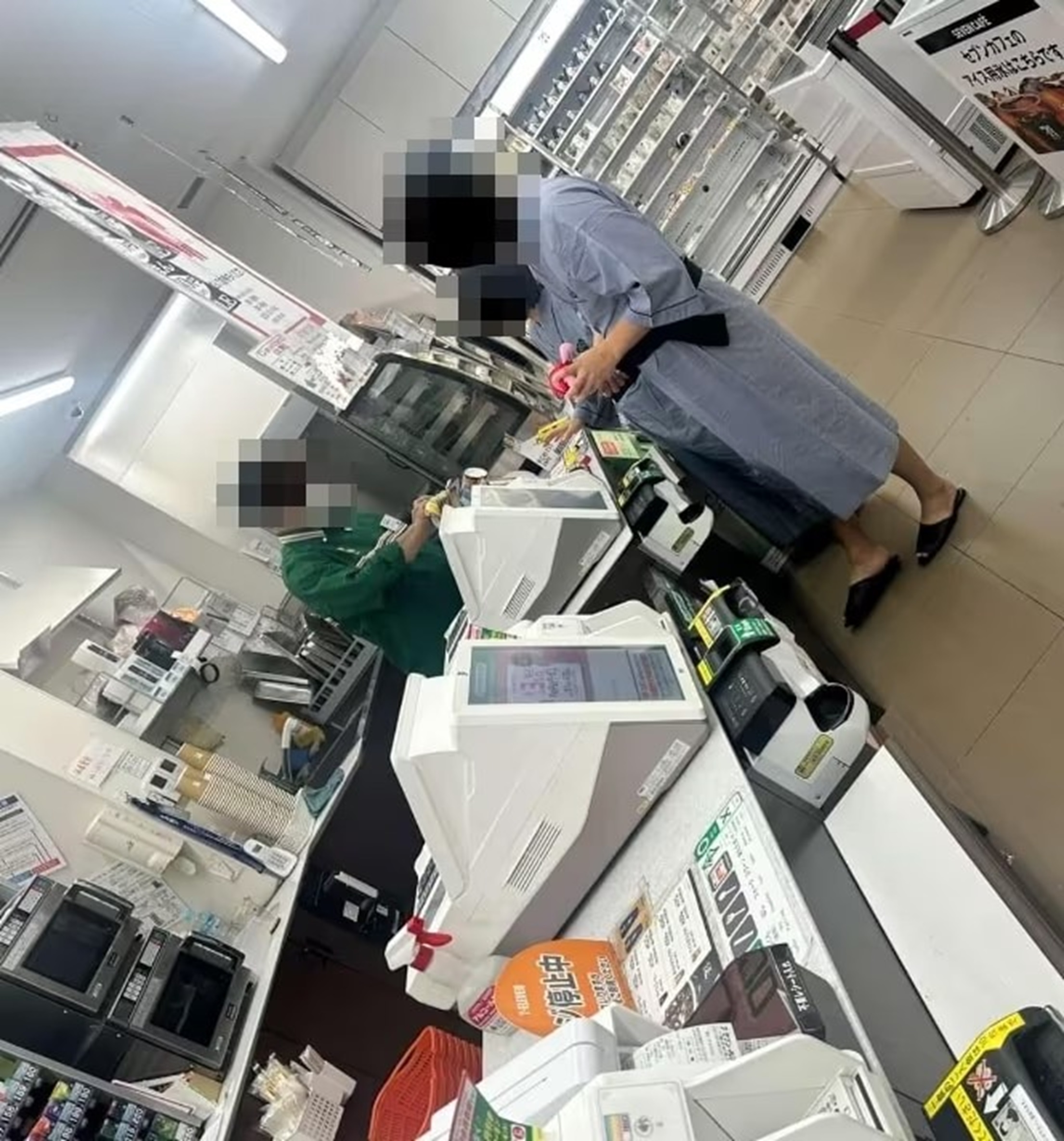 「韓国の恥さらし」批判殺到…大阪のコンビニに出現した「ホテルのガウン・スリッパ」カップル