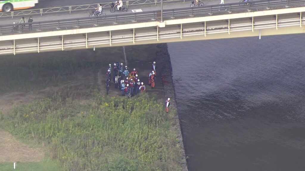「黒い服を着た子どもが流されている」と119番通報　消防が状況確認　荒川・千住新橋付近