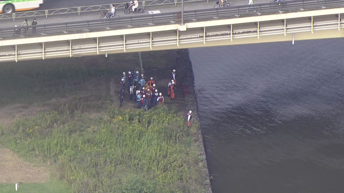 「黒い服を着た子どもが流されている」と119番通報　消防が状況確認　荒川・千住新橋付近