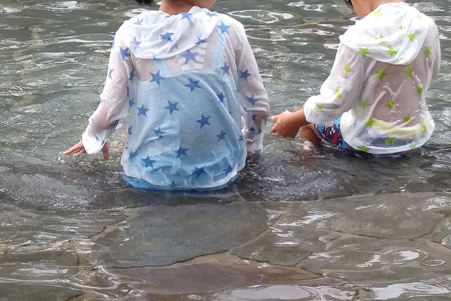 【SNS】公共の場で子どもを裸にする父親…ネット「ヤバイ父親だ」「全裸て…」「虐待では」「男親ってどうしてこうなの」