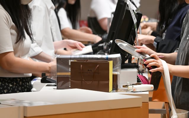 【インバウンド】「訪日客免税」転売疑い2年で2000億円、強まる廃止論　小売業など反発