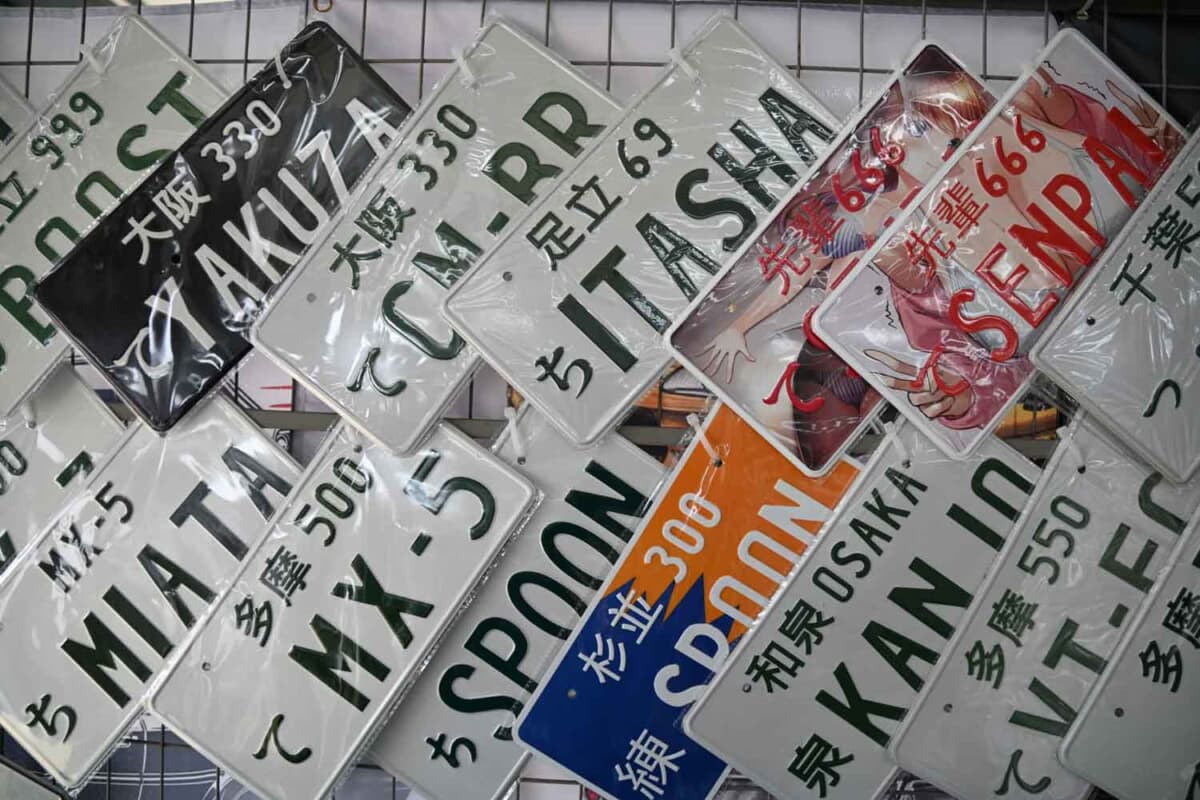 【セダン】ドイツのZ世代に刺さった古めの日本車、水中花シフトレバーや刀のアイテムに沼っている