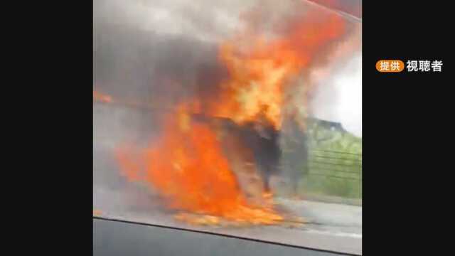 【北陸自動車道】6人乗った刑務所のマイクロバスが炎上… 現場近くでは手錠した男と刑務官とみられる男性の姿も「車両トラブルがあった」