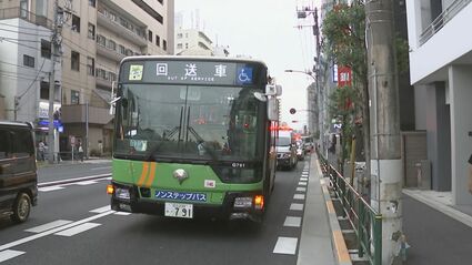 【東京】新築マンション建設現場で地上からクレーンで上げようとしていた鉄骨が走行中の都営バスにぶつかる 乗客3人けが 江東区 警視庁