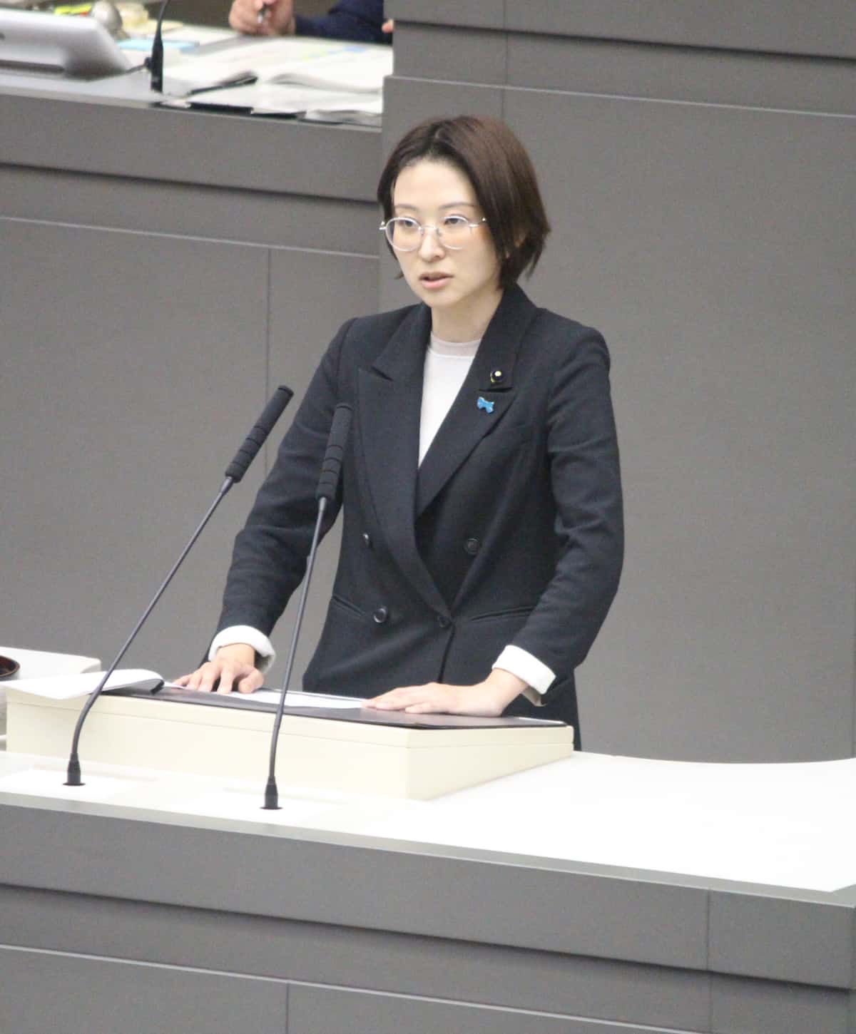 【都議】まるでアイドル…佐藤都議が初の一般質問　傍聴券すべてなくなる異例事態、拍手に議長注意