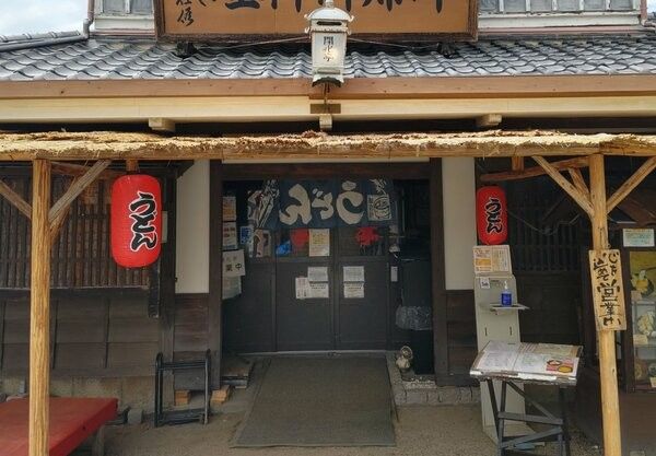 かつおだしが使えない！　東映太秦映画村に「ヴィーガンうどん」誕生　天かすは水と小麦粉